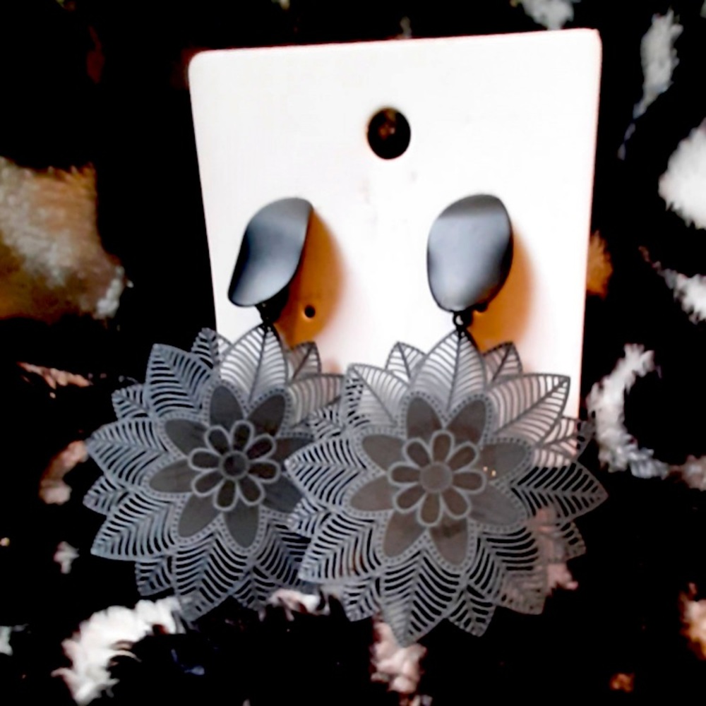 Black Hollow Flower Drop Earring’s